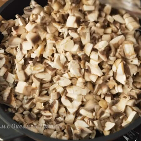 На большую сковороду выкладываем нарезанные грибы.