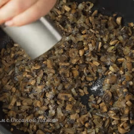 Обжариваем лук с грибами до золотистости лука. В конце грибы солим по вкусу. И перчим черным молотым перцем. Все перемешиваем и снимаем с огня. Начинка готова.