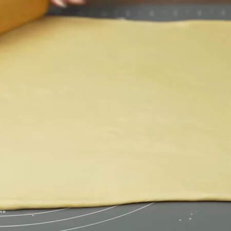 Тесто раскатываем в большой прямоугольник размером примерно 30 на 60 см. 