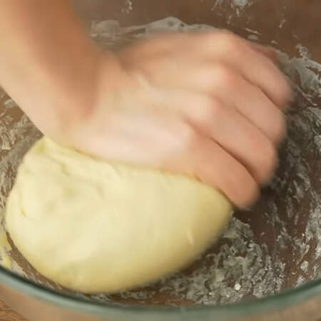 Вымешиваем тесто сначала венчиком, затем руками. Тесто вымешиваем около 3 минут, пока оно станет гладким и однородным.