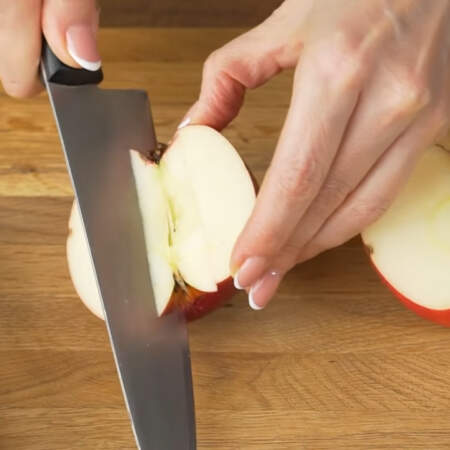Сначала подготовим яблоки.
Большое яблоко разрезаем пополам. У каждой половинки вырезаем семенную коробочку и хвостик. 