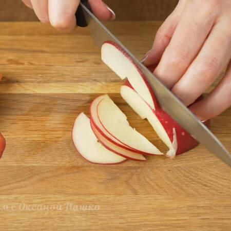 Половинки яблока нарезаем на тонкие пластинки. Для этого пирожного лучше всего подходят яблоки красного цвета. Всего мне понадобилось 5 крупных яблок.