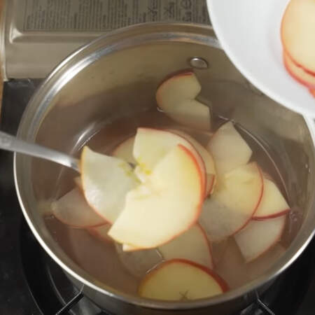 Как только яблоки начали гнутся, вынимаем их из сиропа на тарелку. Будьте внимательны не переварите яблоки. Таким методом  подготавливаем все яблоки. Когда сироп закончится, делаем следующую порцию сиропа и опять варим яблоки. Мне понадобилось 3 порции сиропа.