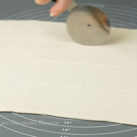 Раскатанное тесто разрезаем на 4 длинных полоски. Ширина каждой полоски примерно 4-5 см.
