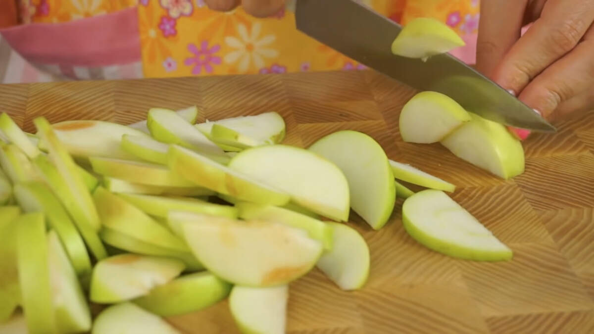 Теперь подготовим яблоки. Их нужно почистить и нарезать небольшими дольками.
