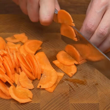 Одну морковь разрезаем пополам и нарезаем полу кружочками.