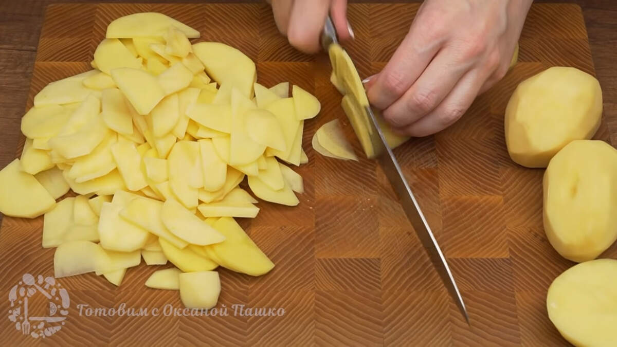600 г уже очищенного картофеля тоже разрезаем пополам и нарезаем полукружочками.
