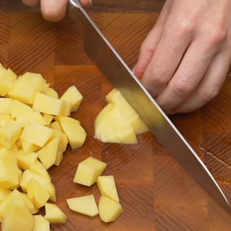 300 г картофеля нарезаем небольшими кусочками.