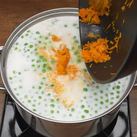 Готовую овощную пассеровку добавляем в суп.