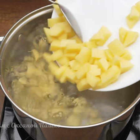 Подготовленную картошку кладем в кипящую воду и варим не небольшом огне примерно 10 минут.
