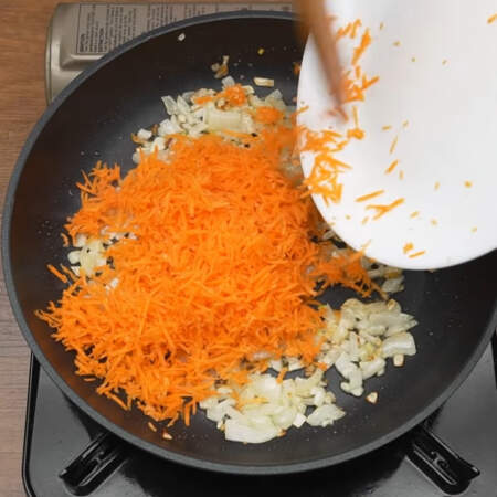 Лук готов, добавляем к нему тертую морковь. Все пассеруем до мягкости морковки еще 2-3 минуты.
