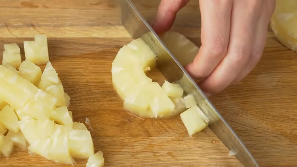 Консервированные ананасы нарезаем небольшими кусочками.