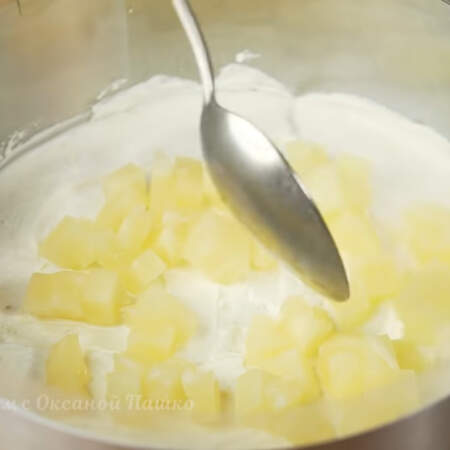 На бисквит наносим четвертую часть крема и равномерно распределяем его по коржу. Кладем кусочки ананаса.