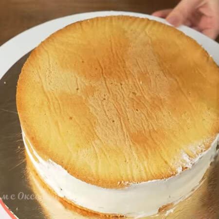 Торт сначала обмазываем торт тонким слоем крема по бокам и сверху, чтобы прибить все крошки.