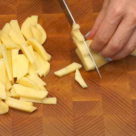 Три картофеля среднего размера нарезаем брусочками. 