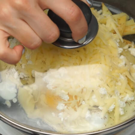Сковороду накрываем накрываем крышкой и готовим на маленьком огне до готовности яиц.