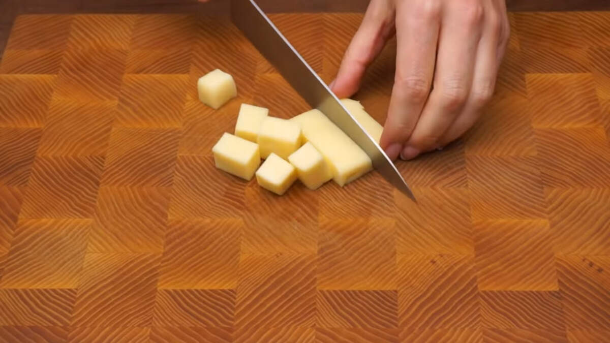 Сначала подготовим начинку.
50 г сыра нарезаем кубиками.
