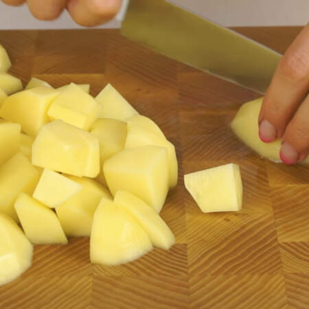 Сперва нарезаем 1 кг картофеля крупными кусочками.