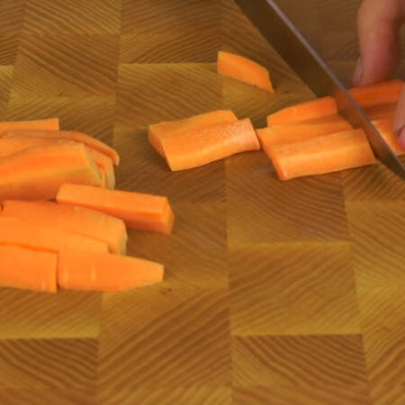 Одну морковку нарезаем брусочками.