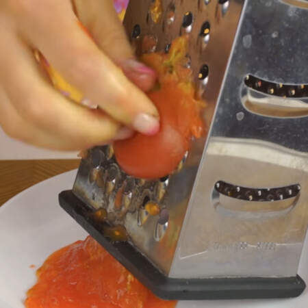 Один помидор натираем на терке, шкурку выкидываем.