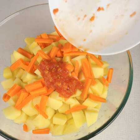 Нарезанную картошку, морковь и натертый помидор выкладываем в миску, в которой будет удобно перемешивать все ингредиенты.