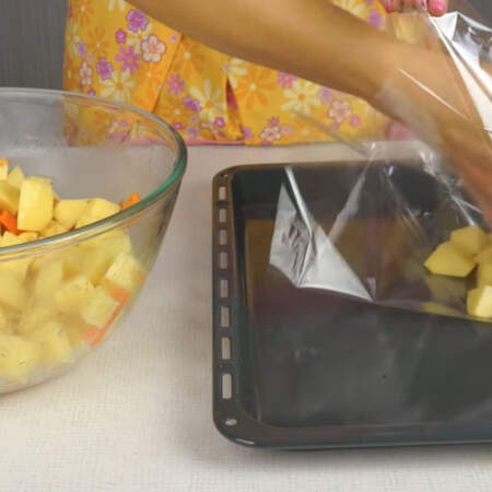 Подготовленную картошку перекладываем в рукав для запекания. Рукав хорошо завязываем с двух сторон.