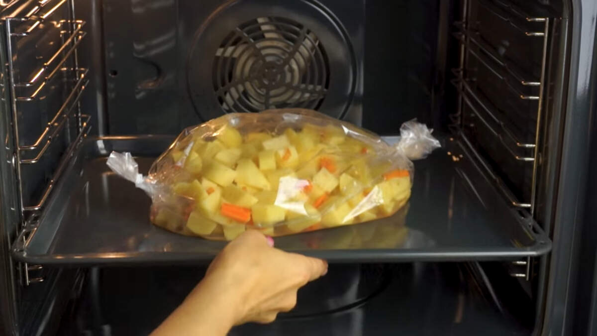 Картошку в рукаве ставим в разогретую духовку до 180 градусов. Заекаем приблизительно 80 минут.
