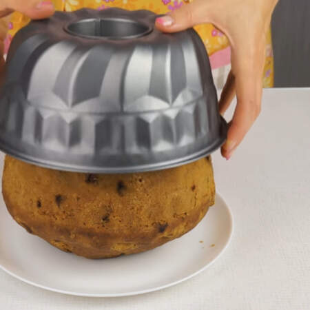 Готовому кексу даем полностью остыть и вынимаем его из формы.