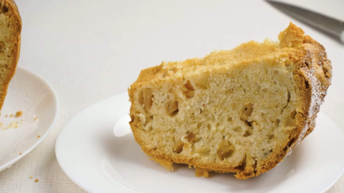 Кекс получился большой и пышный. Тесто нежное и в меру влажное. Обязательно приготовьте такой яблочный кекс, тем более, что готовится он очень просто. 