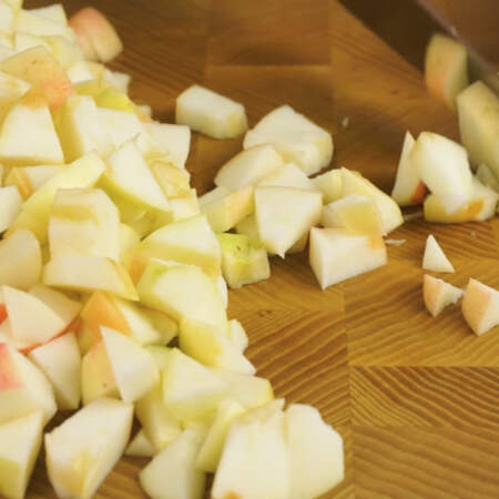 Теперь подготовим яблоки. Пять яблок разрезаем на четвертинки, вырезаем сердцевину и нарезаем небольшими кубиками. 