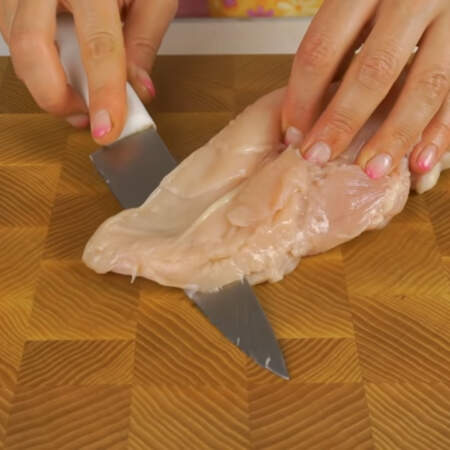 Помытое и обсушенное куриное филе разрезаем вдоль на 2 части. 