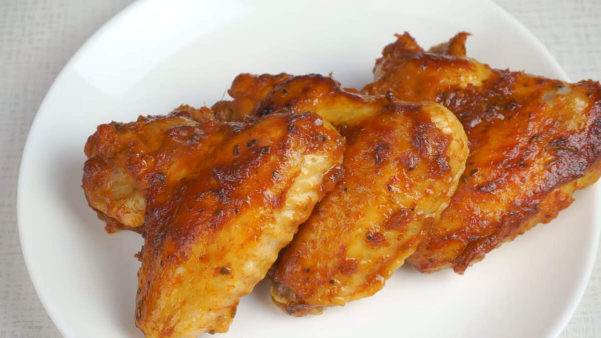 Приготовленные по этому рецепту крылышки получаются очень нежными, вкусными и ароматными. 