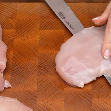 Каждое филе разрезаем вдоль на 2-3 кусочка, в зависимости от толщины самого мяса.