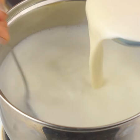 Выливаем подготовленную смесь молока с манной крупой в уже закипевшее молоко.