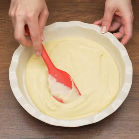 В подготовленную форму переливаем тесто и равномерно его распределяем по форме.
