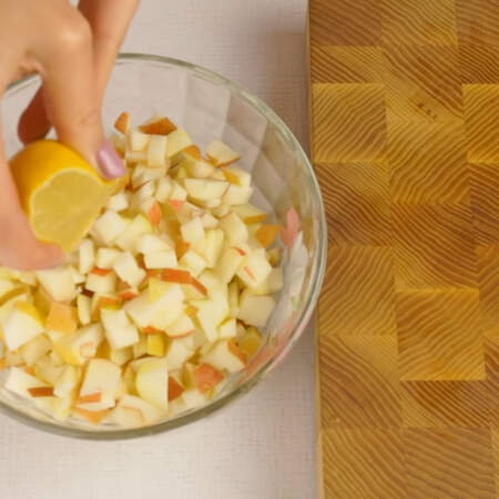 Нарезанные яблоки перекладываем в миску и поливаем приблизительно 2-3 ст. л. лимонного сока. Все хорошо перемешиваем. Лимонный сок не даст яблокам потемнеть. 