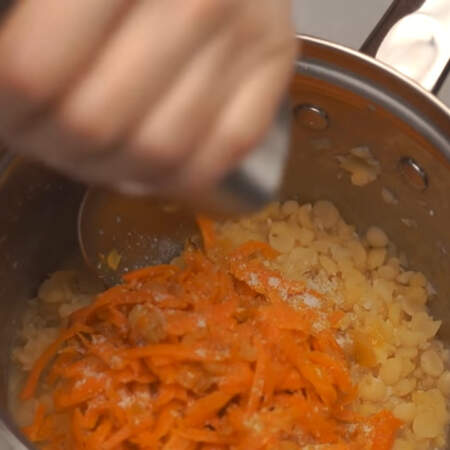 К готовому гороху добавляем вторую половину овощной пассеровки. Начинку солим и перчим по вкусу. 