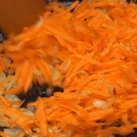 Готовим капустную начинку. Сперва делаем пассеровку из одной луковицы и одной морковки. 