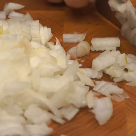 Пока варится картофель, приготовим пассеровку. 
Две луковицы нарезаем небольшими кубиками.