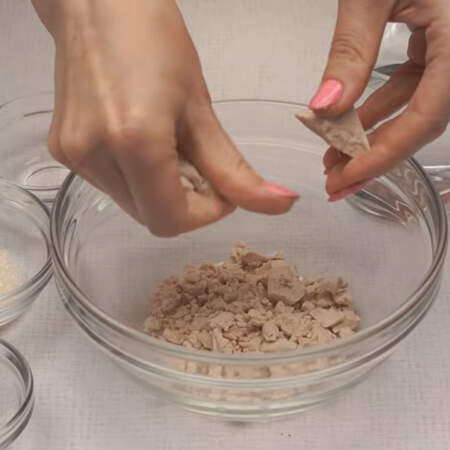 Теперь займемся приготовлением заварного дрожжевого теста для пирожков. 
В миску крошим 50 г прессованных дрожжей. 