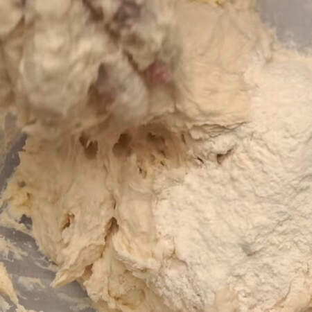 Сначала тесто вымешиваем ложкой, а затем руками. При необходимости в тесто добавляем еще немного муки. 
