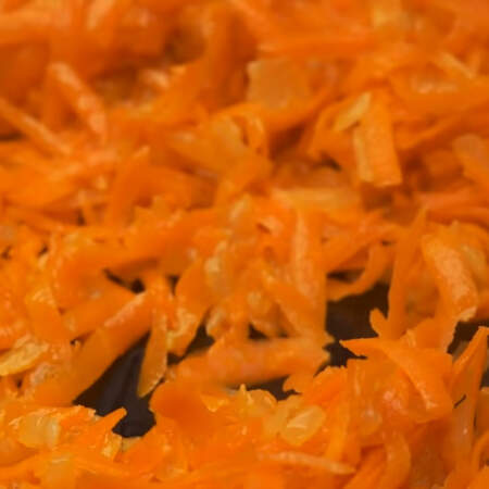 К готовому луку добавляем тертую морковь и пассеруем все до мягкости моркови. 
Этого количества пассеровки нам хватит сразу для двух начинок.