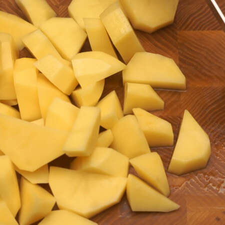500 г очищенного картофеля нарезаем небольшими кусочками. 