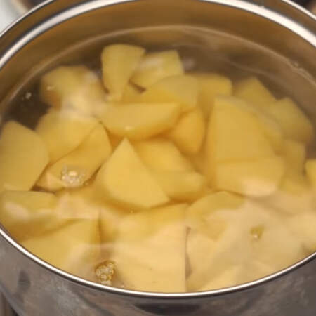 Картофель заливаем водой и ставим вариться. Когда картофель закипит, солим его, накрываем крышкой и варим до готовности.