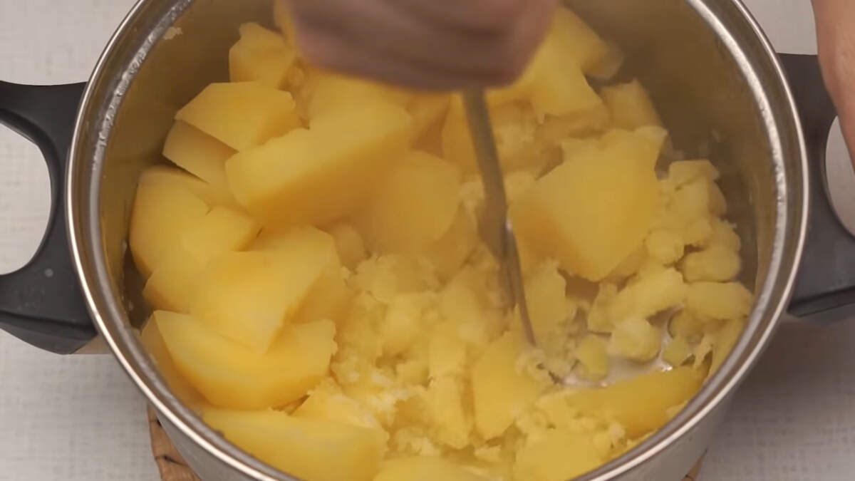 Готовый картофель толчем в пюре. Для того, чтобы картошка получилась не сухая, добавляем немного воды, в которой она варилась. 