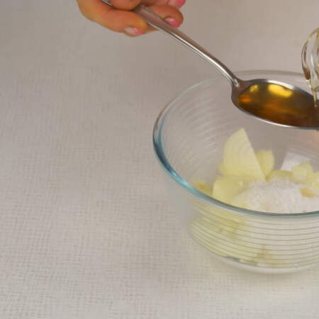 К луку насыпаем 1 ст. л. сахара, 1/2 ч. л. соли и добавляем 2 ст. л. яблочного (или столового) уксуса. 