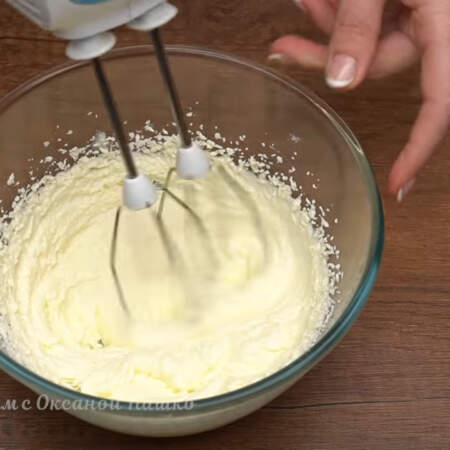 Масло с сахаром взбиваем миксером примерно 2 минуты до бела.