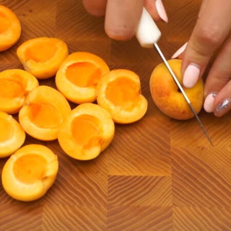 10 абрикос моем, разрезаем пополам и вынимаем косточки. 