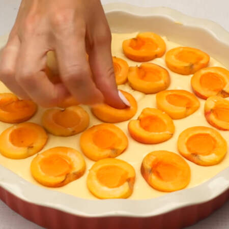 Половинки абрикос выкладываем сверху на тесто срезом вверх.