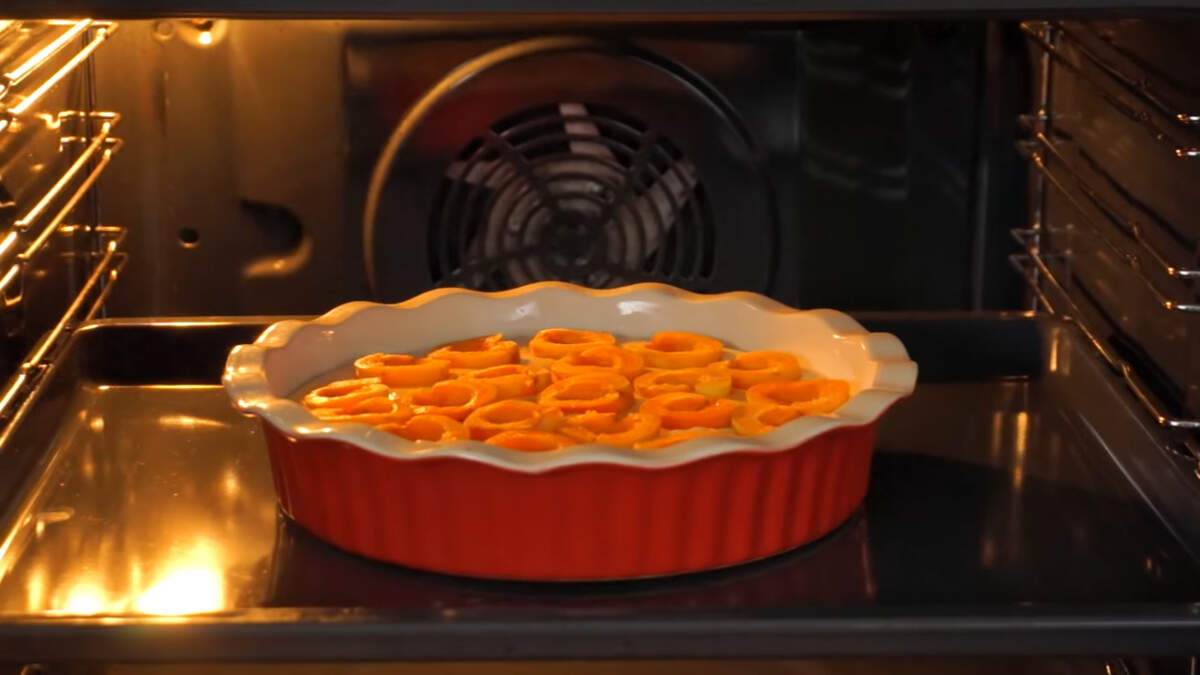 Пирог ставим в разогретую духовку до 180 градусов и запекаем 25 минут.